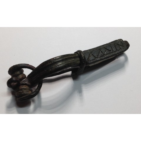 FIBULA ARCO ROMANA CON INSCRIPCIÓN AMHN (AMEN)