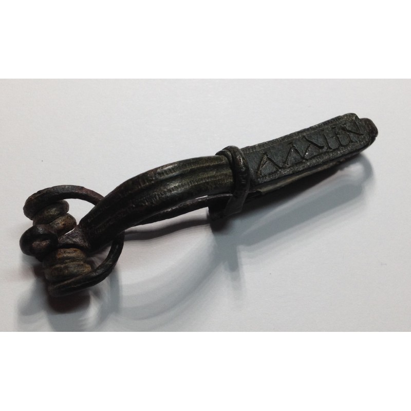 FIBULA ARCO ROMANA CON INSCRIPCIÓN AMHN (AMEN)